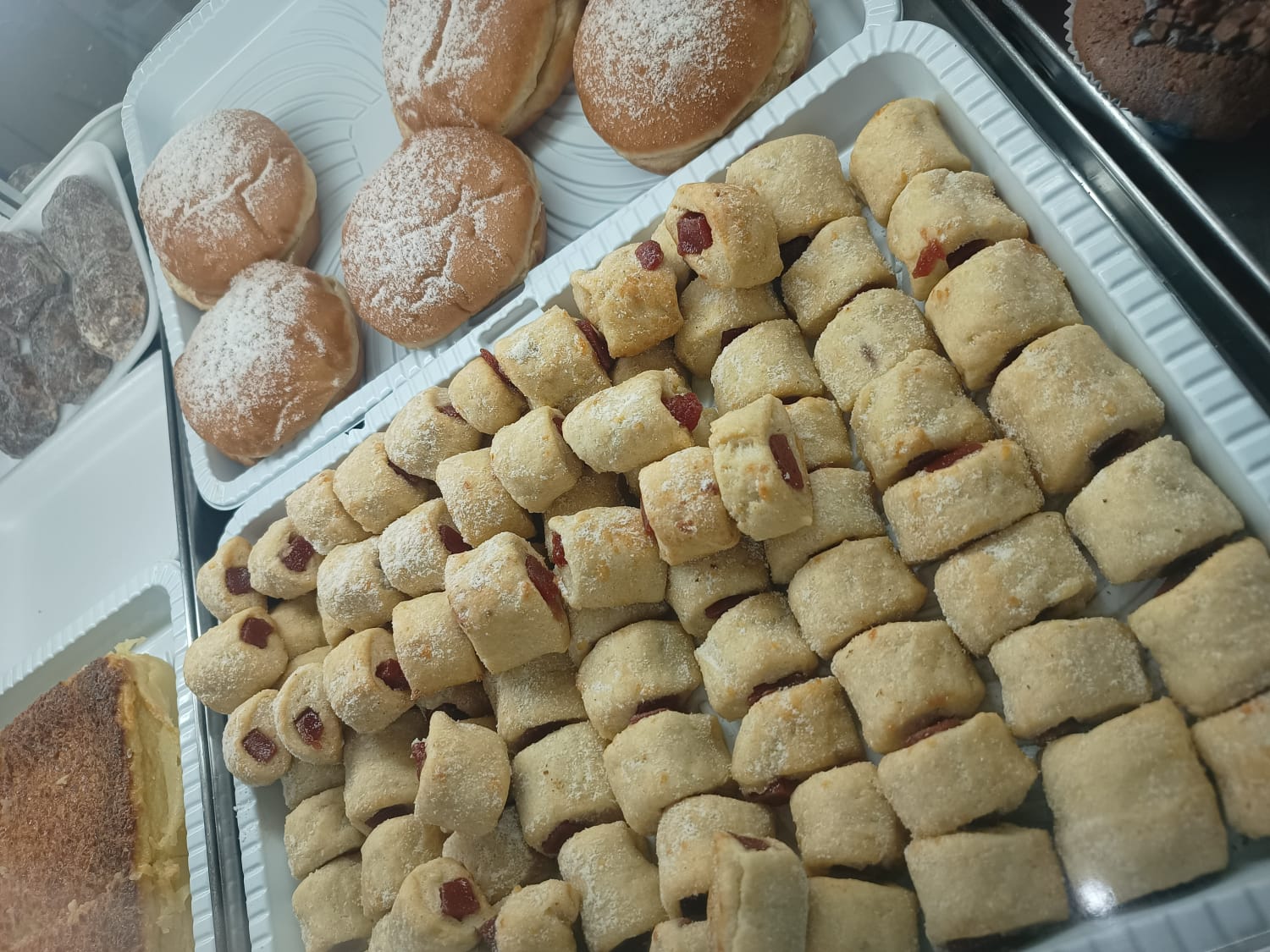 Goiabinhas finas e sonhos recheados da Panificadora Pao da Vida